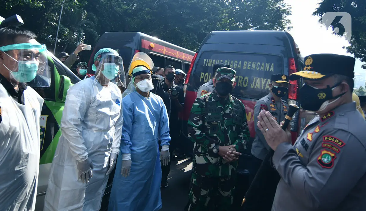 Kapolda Metro Jaya Irjen Fadil Imran menyapa tim pemburu Covid-19 di Polda Metro Jaya, Senin (7/6/2021). Tim pemburu Covid-19 yang diisi oleh personel dari berbagai instansi ini kembali diberdayakan untuk menekan angka penyebaran virus corona di ibu kota DKI Jakarta. (Liputan6.com/Herman Zakharia)