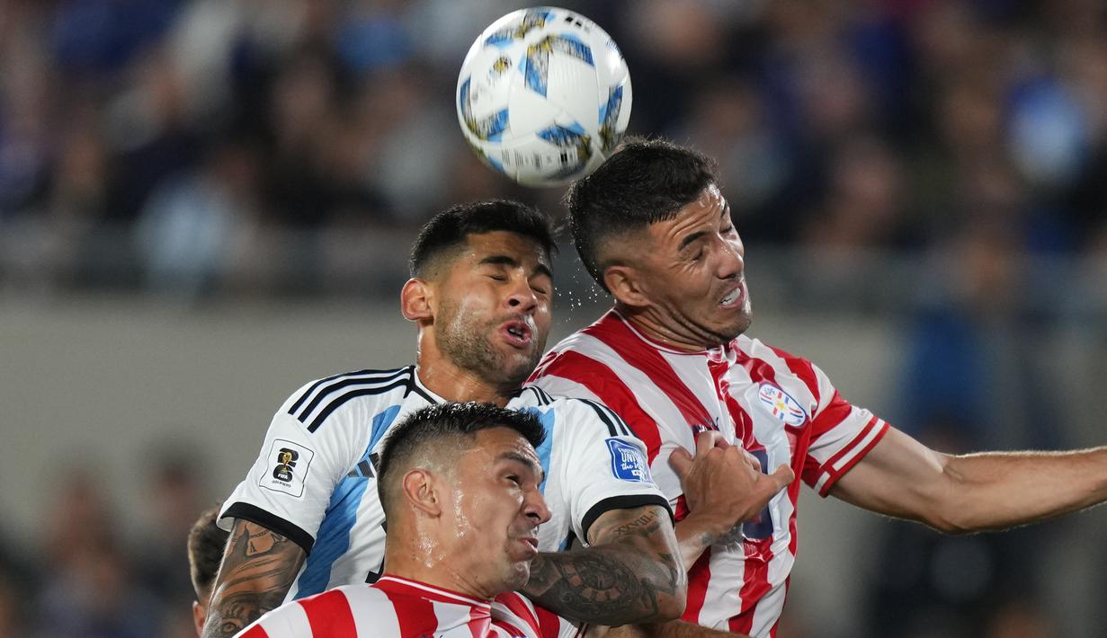 Gelandang Paraguay Alvaro Campuzano dan bek Argentina Cristian Romero melakukan sundulan pada matchday ke-3 Kualifikasi Piala Dunia 2026 zona CONMEBOL di Stadion Mas Monumental, Jumat (13/10/2023) pagi WIB. (AP Photo/Natacha Pisarenko)