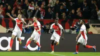 Penyerang AS Monaco, Kylian Mbappe (kiri) melakukan selebrasi usai mencetak gol ke gawang Manchester City di leg kedua babak 16 besar Liga Champions di stadion Louis II, Monaco (16/3). AS Monaco menang 3-1 atas City dengan aggregat 6-6. (AP/Claude Paris)