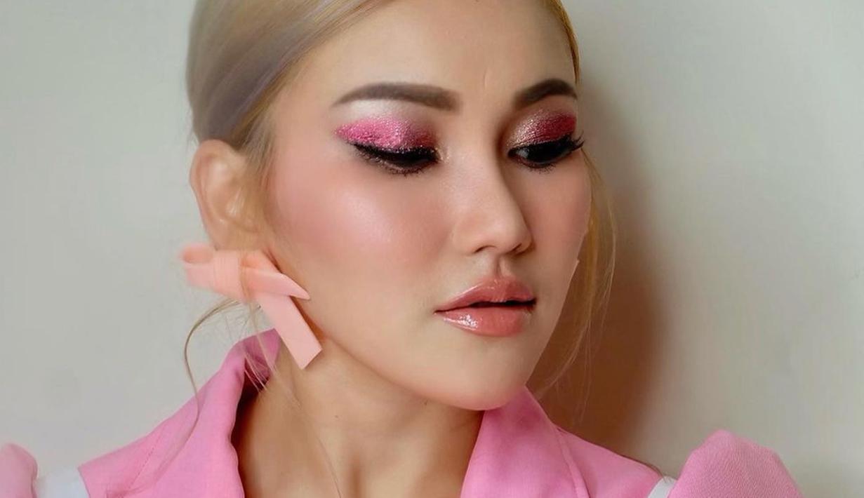 Kali ini, pemilik nama lengkap Ayu Rosmalina ini tampil lebih fresh dengan makeup cerah. Sama seperti bajunya, bagian mata Ayu Ting Ting terlihat cantik dengan eyeshadow dan lipstik berwarna pink.(Liputan6.com/IG/@ayutingting92)