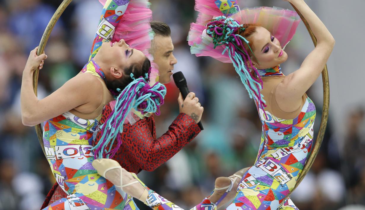 Penyanyi Robbie Williams tampil pada pembukaan Piala Dunia 2018 Rusia di Luzhniki stadium, Moskow, Rusia, (14/6/2018). Rusia dan Arab Saudi tampil pada laga pembuka. (AP/Hassan Ammar)