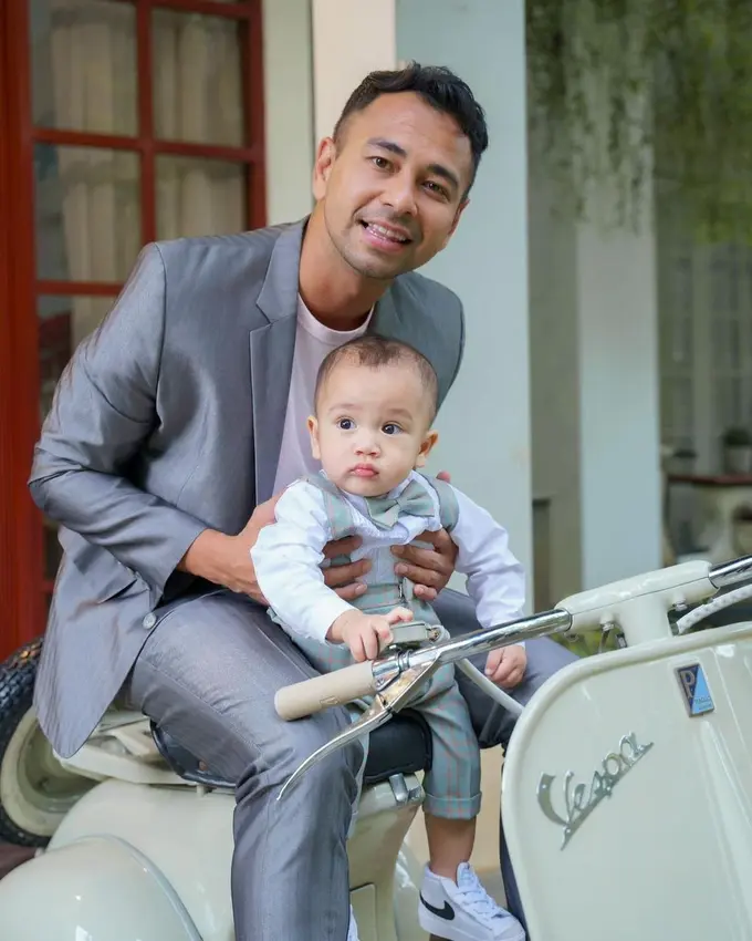 8 Potret Raffi Ahmad Pose Gemes Bareng Cipung Naik Vespa Klasik