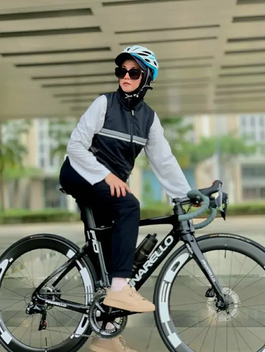 Belakangan Dina dijodoh-jodohkan dengan Ariel Noah dan sempat salah tingkah. Pasalnya keduanya pun bertemu saat Dina, Wendy dan Cut Keke buat konten dalam kanal YouTubenya. Banyak netizen pun menimpalinya dengan berbagai komentar kocak. (Liputan6.com/IG/dinalorenza1975)