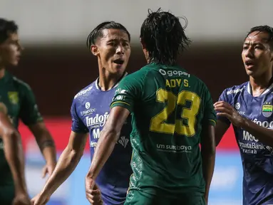 Gesekkan antar pemain tak bisa dihindari ketika Persebaya Surabaya bertemu Persib Bandung. Bek kanan Persebaya Ady Setiawan terlihat emosi dan tidak bisa menerima ketika Mark Klok melanggar Bruno Moreira. (Bola.com/Bagaskara Lazuardi)