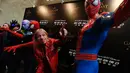 Alain Robert bergaya di samping patung Spiderman saat promosi film The Amazing Spider-Man 2 di Macau, China, Rabu (23/4/2014) (Reuters/Bobby Yip).