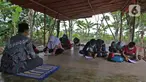 Sejumlah murid SMP Sekolah Alam mengikuti Ujian Akhir Semester (UAS) di Sukawangi, Kabuapaten Bekasi, Jawa Barat, Senin (30/11/2020). Menurut pengurus Sekolah Alam KBM tatap muka  jenjang pendidikan SD,SMP, dan SMA tetap berjalan dengan menerapkan protokol kesehatan. (Liputan6.com/Herman Zakharia)