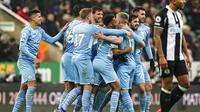 Para pemain Manchester City merayakan gol yang dicetak Ruben Dias ke gawang Newcastle United dalam lanjutan Liga Inggris 2021/2022, Minggu (19/10/2021). (Owen Humphreys/PA via AP)
