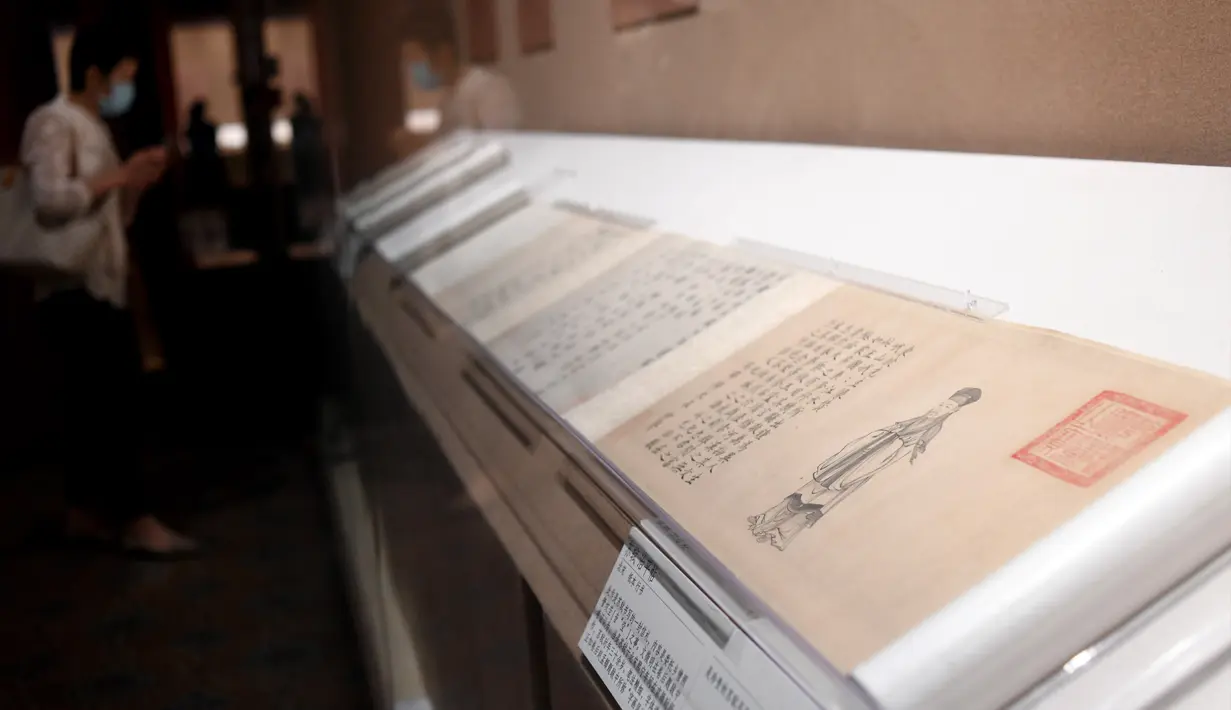 Pengunjung mengamati benda saat konferensi pers pameran kaligrafi dan lukisan Su Shi di Museum Istana, Beijing, China, 31 Agustus 2020. Su Shi yang juga dikenal sebagai Su Dongpo merupakan sastrawan terkenal dari Dinasti Song Utara (960-1127). (Xinhua/Jin Liangkuai)