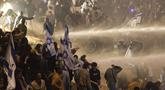 Polisi Israel menggunakan meriam air untuk membubarkan pengunjuk rasa yang memblokir jalan raya selama protes di Tel Aviv, Israel, Senin, 27 Maret 2023. (AP Photo/Oren Ziv)