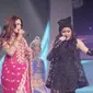 Billy Mamamia dan Mulan Jameela tampil duet di atas panggung konser 4 besar. (Liputan6.com/Faisal R Syam)