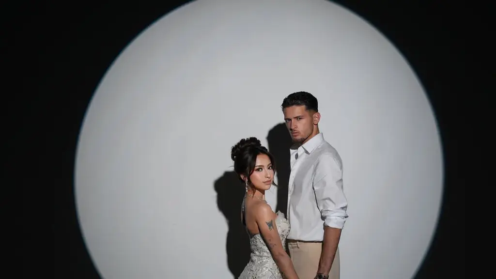Menjelang momen spesial tersebut, Jennifer dan Justin terus membagikan berbagai tema foto prewedding yang memperlihatkan perjalanan cinta mereka dalam balutan fashion dan budaya yang beragam. [@jennifercoppenreal20].