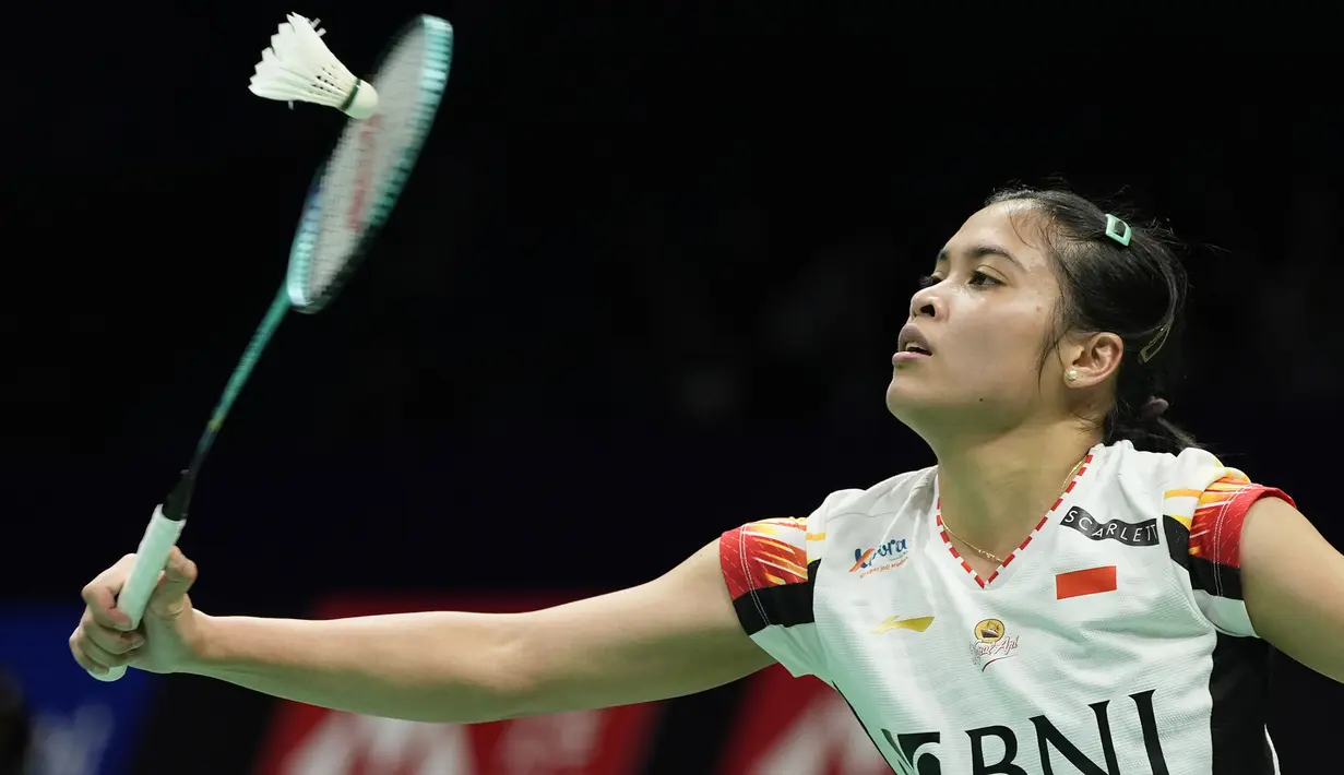 Tunggal putri Indonesia, Gregoria Mariska Tunjung berusaha mengembalikan bola saat menghadapi wakil Jepang, Akane Yamaguchi pada partai pertama laga pamungkas Grup C Piala Uber 2024 di Hi-Tech Zone Sports Centre Gymnasium, Chengdu, China, Rabu (1/5/2024). Gregoria Mariska Tunjung menang dalam tiga gim (17-21, 21-17 dan 21-13). (AP Photo/Ng Han Guan)