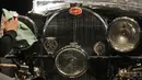Sebuah Bugatti Type 57S 1937, salah satu mobil pra-perang paling berharga, dipoles oleh staf di rumah lelang Bonhams di London, Selasa (16/2/2021). Bugatti ini telah tersembunyi selama 50 tahun terakhir dan merupakan salah satu dari 42 contoh varian 57S yang diproduksi (AP Photo/Frank Augstein)