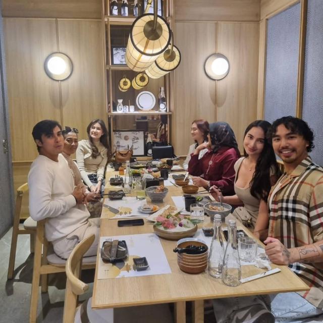 6 Potret Zoe Jackson Bukber Bareng Keluarga Cinta Brian, Hangat Meski Beda Agama