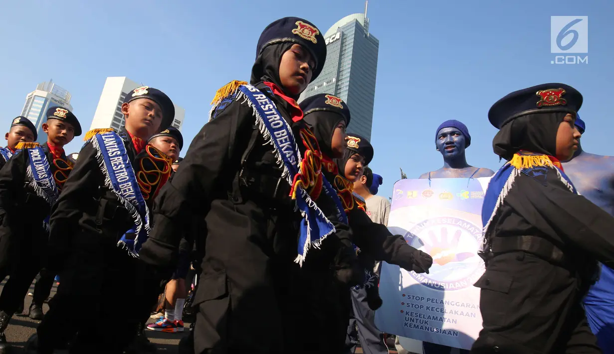 Anak-anak berpartisipasi dalam acara kampanye tahun keselamatan untuk kejiwaaan 2017-2018 di Bundaran HI, Jakarta, Minggu (30/7). Kampanye ini untuk mengajak masyarakat untuk tidak melakukan pelanggaran lalu lintas (Liputan6.com/Helmi Afandi)