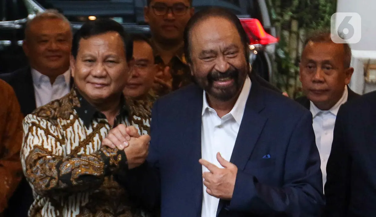 Begitu bertemu, Surya Paloh langsung dirangkul oleh Prabowo Subianto. (Liputan6.com/Herman Zakharia)