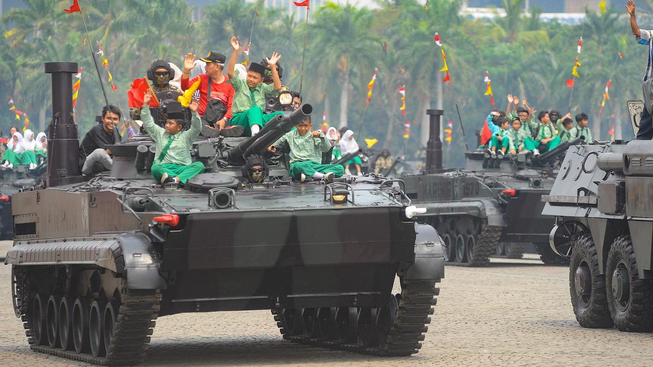 Gelar Parade Alutsista di Monas, TNI: Anak-Anak Bisa Naik Tank sambil Dadah-Dadah Depan Presiden