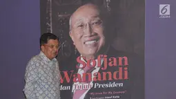 Wakil Presiden, Jusuf Kalla bersiap membuka bedah buku Sofjan Wanandi dan Tujuh Presiden di Jakarta, Rabu (23/5). Dalam sambutannya, JK mengatakan, Sofjan Wanandi memiliki jaringan yang sangat luas dan dikenal baik. (Liputan6.com/Helmi Fithriansyah)