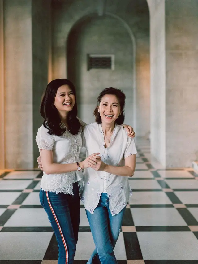 6 Pemotretan Felicia Tissue dan Ibunda di Hari Kartini, Kompak Pakai Kebaya