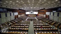 Suasana rapat paripurna ke-5 tahun 2016-2017 di Kompleks Parlemen, Senayan, Jakarta, Selasa  (6/9). Dalam rapat tersebut dibacakan surat Presiden Jokowi terkait pengajuan nama Komjen Budi Gunawan sebagai calon Kepala BIN. (Liputan6.com/Johan Tallo)