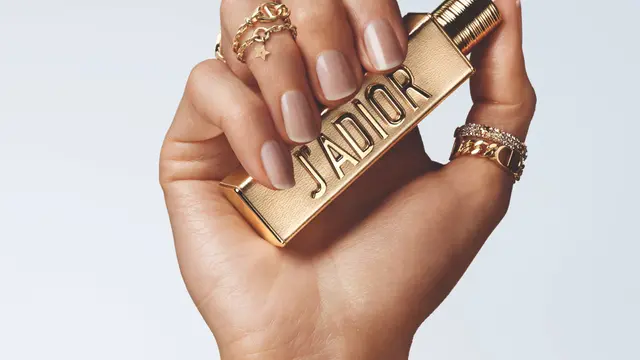 J’adore Eau de Parfum Dior Hadir dalam Wujud Baru, Solid Perfume Berbalut Gaya Couture yang Mewah