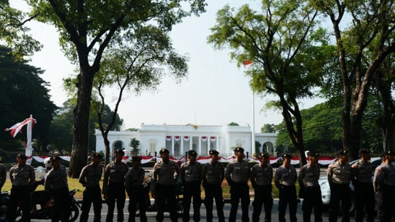 Puluhan demonstran dari Aliansi Tarik Mandat geruduk Istana Negara