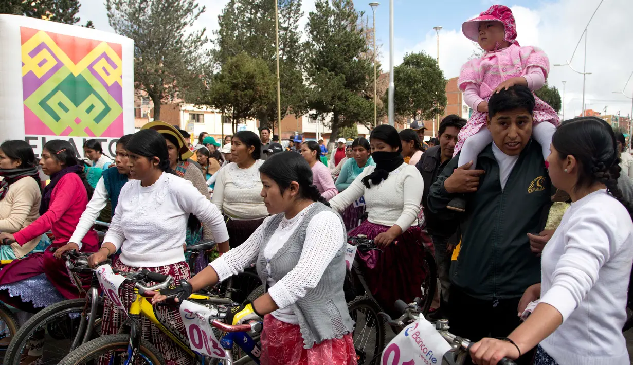 Sejumlah wanita bersiap mengikuti perlombaan sepeda Cholita di El Alto, La Paz, Bolivia. (12/11). Balapan ini hanya boleh diikuti kaum wanita pribumi setempat. (AP Photo / Juan Karita)