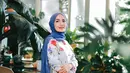 Bagi pecinta laya kaca Indosiar, tentu sosok Imel Putri Cahyati atau kerap disapa Imel PC ini sudah sangat familiar. Sudah banyak bermain drama kolosal dan FTV, kini ia pun masih tetap eksis meski sudah jarang muncul di layar kaca. Belakangan ia pun kerap disorot usai bercerai, dan mantan suaminya menikah dengan Zaskia Gotik. (Liputan6.com/IG/@imelpc)