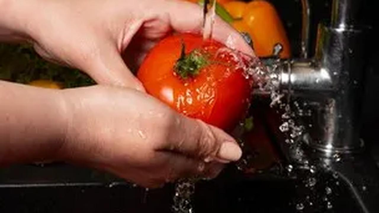 Mencuci Buah dan Sayur Tanpa Pakai Sabun, Apakah Aman?