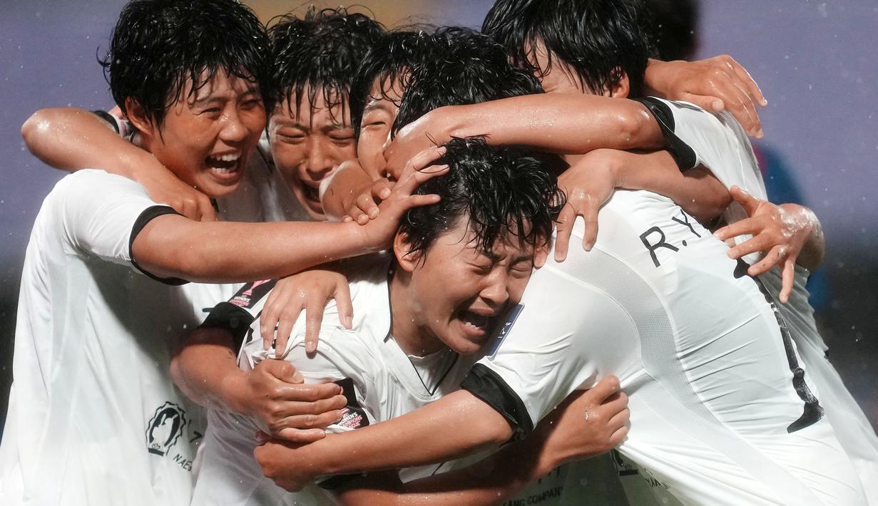 Momen emosional mewarnai kemenangan comeback tim Korea Utara, Naegohyang atas tim Korea Selatan, Suwon FC dalam laga semifinal Liga Champions Asia Wanita 2026. (AP Photo/Lee Jin-man)