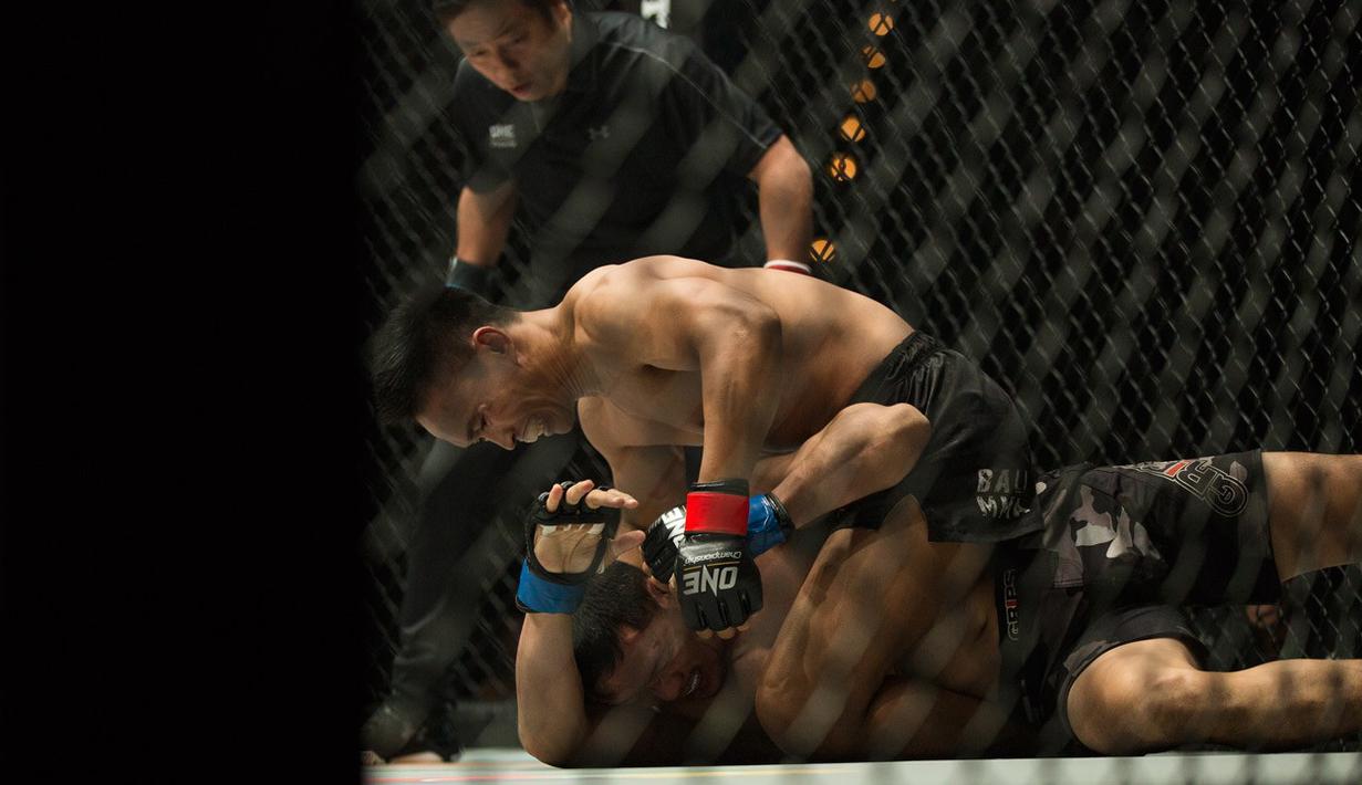 Duel Sunoto melawan Yohan Mulia Legowo di kelas bulu pada ajang tarung bebas MMA bertajuk One Championship. (Bola.com/Peksi Cahyo)