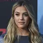 Sistine Stallone berpose di pemutaran perdana film `47 Meters Down: Uncaged` di Los Angeles, California, AS (13/8/2019). Sistine tampil seksi mengenakan mini dress biru berkilau dengan lengan panjang yang memamerkan kakinya. (AP Photo/Chris Pizzello)