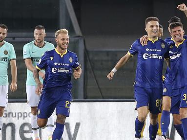 Pemain Hellas Verona merayakan gol yang dicetak Darko Lazovic ke gawang Inter Milan pada laga lanjutan Serie A di Stadion Antonio Bentegodi, Jumat (10/7/2020) dini hari WIB. Inter Milan bermain imbang 2-2 atas Hellas Verona. (Paola Garbuio/LaPresse via AP)