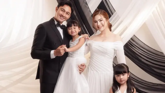 Gaya Felicya Angelista & Caesar Hito di Pemotretan Keluarga Terbaru, Bak Prewedding Elegan Bersama Dua Putri