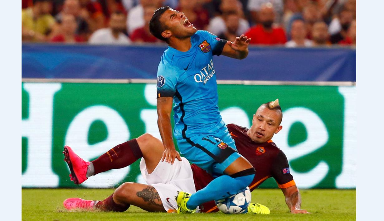 Pemain AS Roma, Radja Nainggolan, melanggar pemain Barcelona, Rafinha, dalam laga di Grup E Liga Champions di Stadion Olimpico, Kamis (17/9/2015) dini hari WIB. (Reuters/Tony Gentile)