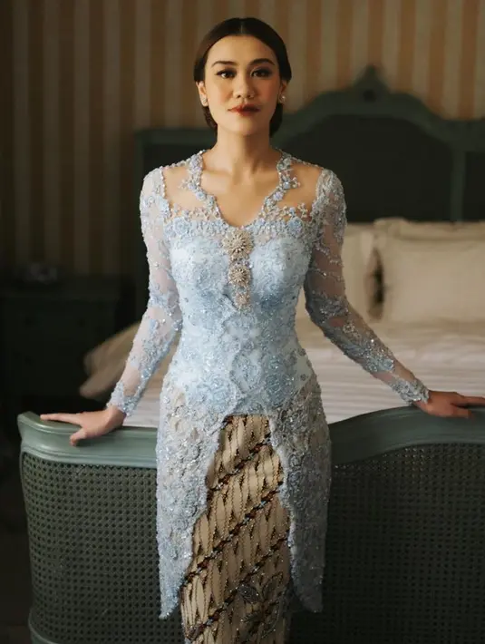 Aaliyah Massaid baru saja menggelar lamaran. Ia pun tampak elegan mengenakan kebaya brokat warna baby blue yang dihiasi payet, dipadu bawahan kain batik dengan aksen beads biru senada dengan kebayanya. [@askyfebrianti]