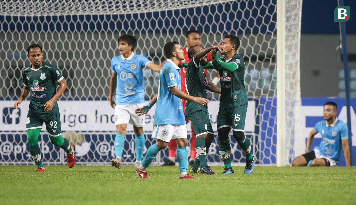 Pemain PSMS Medan, Fiwi Dwipan (kanan) melakukan selebrasi bersama rekan setim usai mencetak gol ke gawang Sulut United dalam matchday pertama Grup Y Babak 8 Besar Liga 2 2021 di Stadion Wibawa Mukti, Cikarang, Kamis (16/12/2021). (Bola.com/Bagaskara Lazuardi)