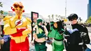 Sejumlah cosplayer berbagai karakter berpose saat menghadiri San Diego Comic-Con International 2019 di San Diego, California, Amerika Serikat, Kamis (18/7/2019). (Matt Winkelmeyer/Getty Images/AFP)