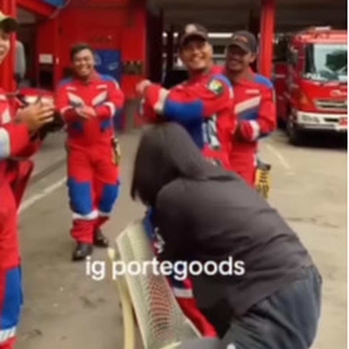 Kocak, Anting Wanita Ini Nyangkut di Kursi Langsung Dievakusi ke Kantor Damkar