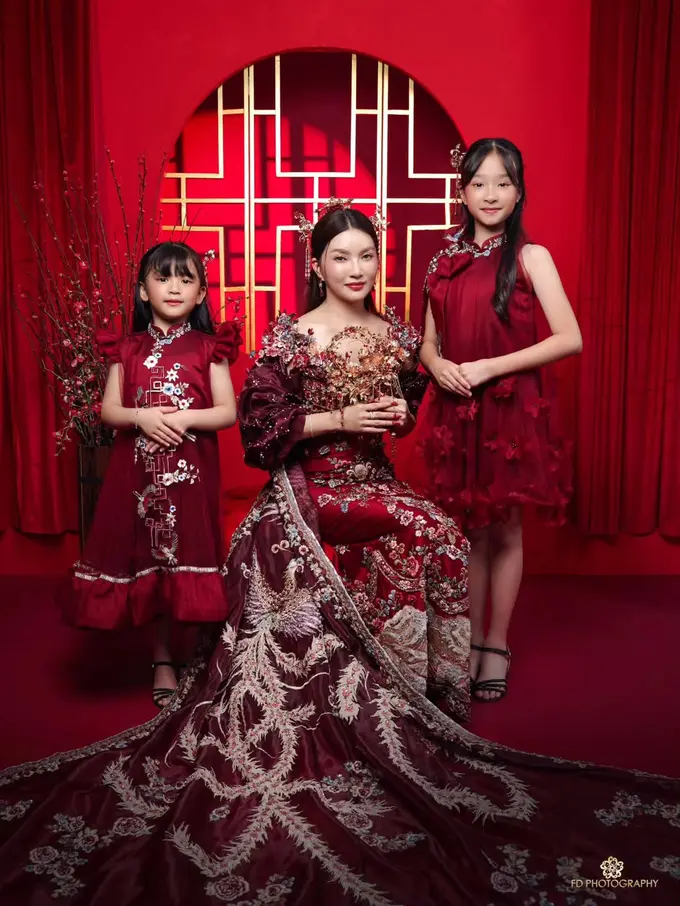 Sambut Imlek 2026, Sarwendah Tampil Anggun dengan Majestic Dress Bersama Kedua Putrinya