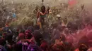 Kemeriahan Festival Holi di Santa Coloma de Gramenet, Spanyol, Minggu (28/5). Kini, festival Holi bukan saja dilakukan oleh warga India tetapi sudah menjadi tren di sejumlah negara. (AP Photo / Manu Fernandez)