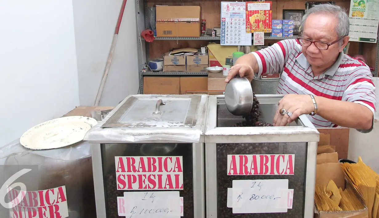 Pedagang tengah mengecek kondisi biji kopi asal Lampung di Jakarta, Rabu (10/2). Jumlah itu jauh menurun bila dibandingkan periode yang sama tahun lalu dengan volume 17.653 ton senilai US$ 36 juta.  (Liputan6.com/Angga Yuniar)