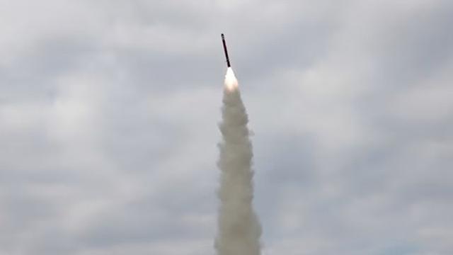 Foto memperlihatkan uji coba peluncuran rudal jelajah strategis laut-ke-permukaan yang dilakukan oleh Administrasi Umum Rudal Korea Utara di sebuah lokasi yang tidak diungkapkan di negara itu.