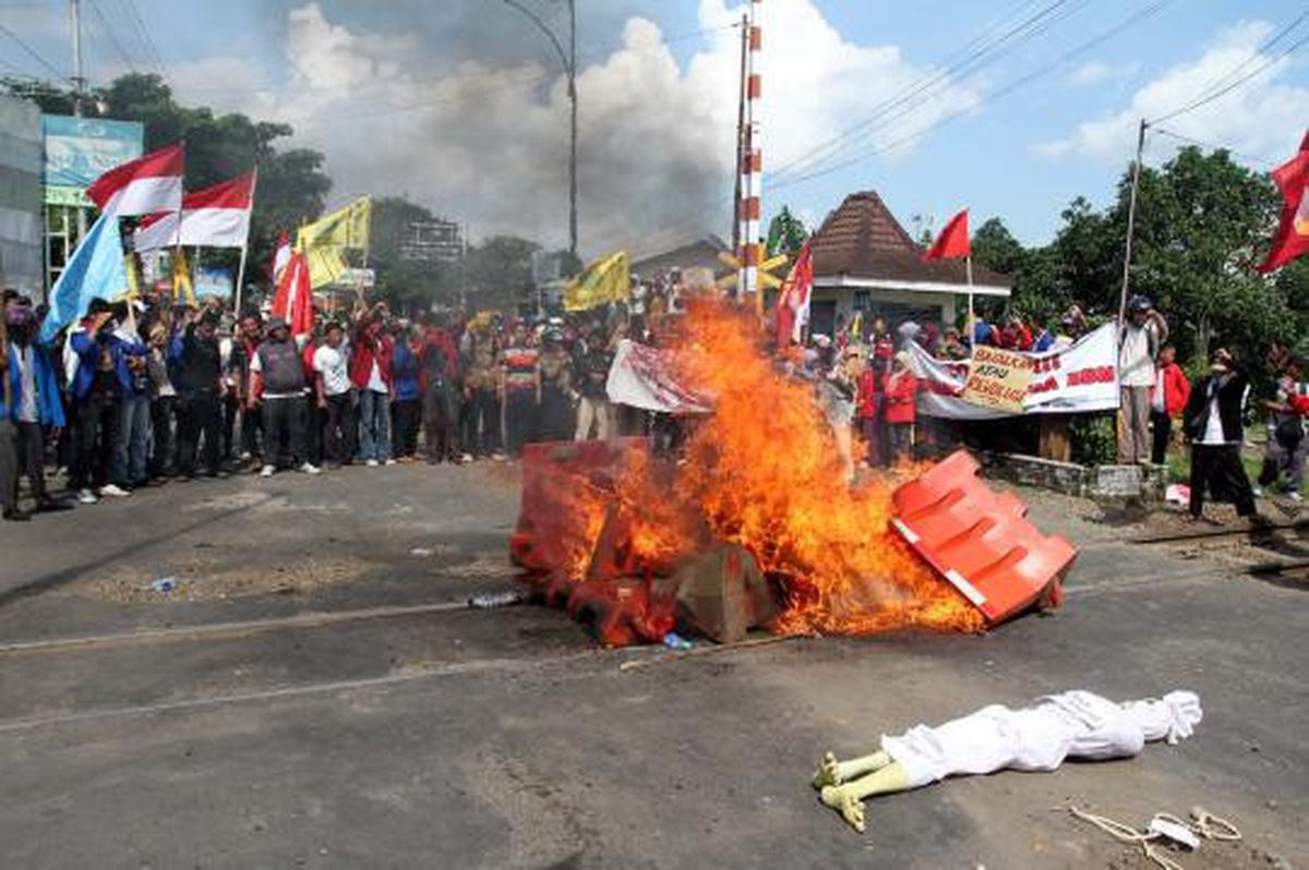 Rel diblokir, perjalanan KA terganggu