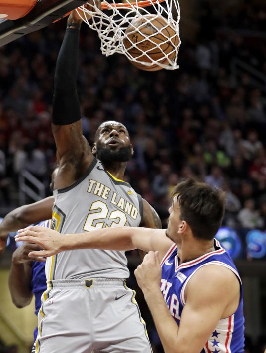 Aksi pemain Cleveland Cavaliers, LeBron James #23 melakukan dunk saat melawan Philadelphia 76ers pada NBA basketball game di Quicken Loans Arena, Cleveland,  (1/2/2018).  Cavs kalah 97-108. (AP /Tony Dejak)