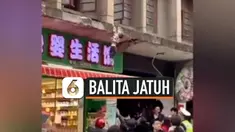 Seorang anak laki-laki berusia 3 tahun jatuh dari lantai 1 sebuah apartemen di China. Beruntung ia selamat karena mendarat di atas sebuah kanopi.
