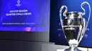 Trofi Liga Champions ditampilkan saat drawing perempat final Liga Champions di markas UEFA, Nyon, Jumat (10/7/2020). Rencananya laga leg kedua 16 besar Liga Champions akan digelar pada Agustus 2020 mendatang. (AFP/Harold Cunningham/UEFA)