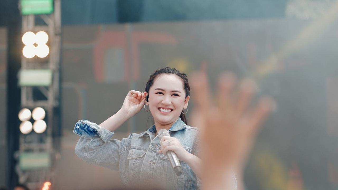9 Potret Happy Asmara Tetap Manggung Dalam Kondisi Hamil, Baby Bump Mulai Terlihat