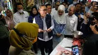 Menteri Perdagangan (Mendag) RI, Zulkifli Hasan melakukan kunjungan ke Pasar Bulu, Semarang, Jawa Tengah, Selasa (19/212/2023). (dok: Humas)