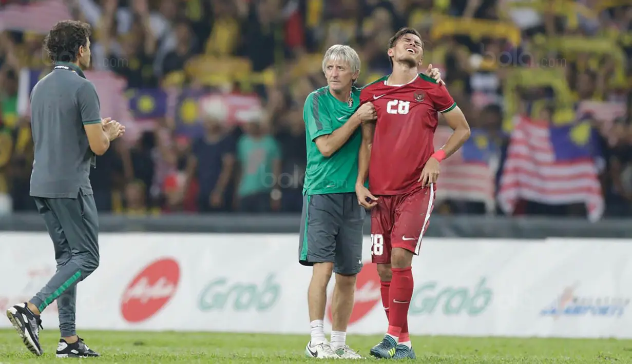 Pemain Indonesia, Rezaldi Hehanussa, menangis usai takluk dari Malaysia pada laga semifinal Sea Games 2017 di Stadion Shah Alam, Selangor, Sabtu (26/8/2017). Malaysia menang 1-0 atas Indonesia. (Bola.com/Vitalis Yogi Trisna)